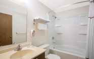 In-room Bathroom 7 Super 8 by Wyndham Elko