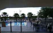 Swimming Pool 7 Quality Inn & Suites Leesburg Chain of Lakes