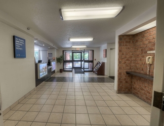 Lobby 2 Motel 6 New Haven - Branford, CT