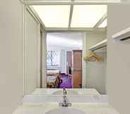 In-room Bathroom 4 Knights Inn Austell