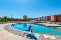 Swimming Pool Motel 6 White, GA - Cartersville