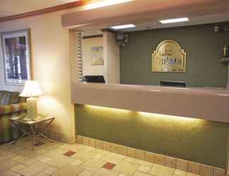 Lobby 2 La Quinta Inn & Suites by Wyndham El Paso West Bartlett