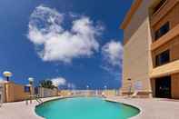 สระว่ายน้ำ La Quinta Inn & Suites by Wyndham El Paso West Bartlett