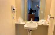 In-room Bathroom 6 Rodeway Inn Sacramento - University Area