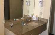 Phòng tắm bên trong 5 Quality Inn & Suites Worcester