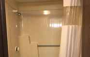 Phòng tắm bên trong 3 Quality Inn & Suites Worcester