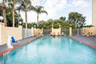 Swimming Pool La Quinta Inn & Suites by Wyndham Melbourne Viera