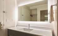 In-room Bathroom 2 La Quinta Inn & Suites by Wyndham Atlanta Midtown - Buckhead