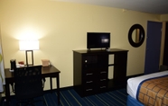 Bedroom 5 Days Inn by Wyndham Augusta