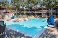 Swimming Pool Motel 6 Addison, TX - Dallas