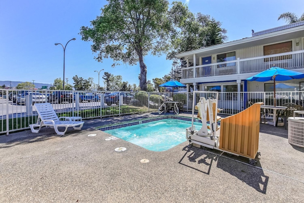 Swimming Pool Motel 6 Oakland, CA - Embarcadero