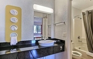 Phòng tắm bên trong 4 Motel 6 Pleasanton, CA