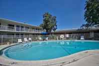 Swimming Pool Motel 6 Tallahassee, FL - Downtown