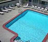 Swimming Pool 3 Motel 6 Fairfield, CA - Napa Valley