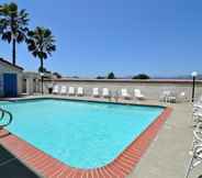 Swimming Pool 2 Motel 6 Fairfield, CA - Napa Valley