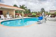 Swimming Pool Days Inn by Wyndham Bastrop