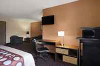 Bedroom Super 8 by Wyndham Collinsville St. Louis