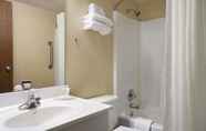 Toilet Kamar 6 Super 8 by Wyndham Collinsville St. Louis