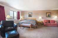 Bedroom Super 8 by Wyndham Abilene KS