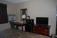 Bedroom Super 8 by Wyndham Warner Robins