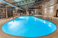 Swimming Pool La Quinta Inn & Suites by Wyndham Chicago Tinley Park