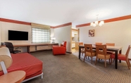 Common Space 2 La Quinta Inn & Suites by Wyndham Chicago Tinley Park