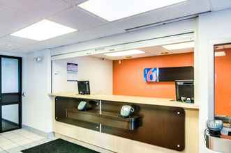 Lobby 4 Motel 6 Arlington Heights, IL - Chicago North Central