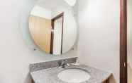 In-room Bathroom 3 Super 8 by Wyndham Sterling Heights/Detroit Area