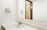 In-room Bathroom 4 Super 8 by Wyndham Sterling Heights/Detroit Area