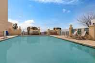 สระว่ายน้ำ La Quinta Inn & Suites by Wyndham El Paso East