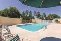 Swimming Pool La Quinta Inn & Suites by Wyndham N Little Rock-McCain Mall