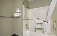 Toilet Kamar 3 Super 8 by Wyndham Russellville