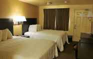 Bedroom 5 Days Inn by Wyndham Fresno South