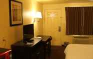 Bedroom 3 Days Inn by Wyndham Fresno South