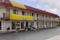 Bangunan Days Inn by Wyndham Fresno South