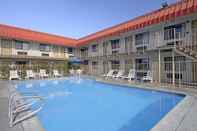Swimming Pool Days Inn by Wyndham Fresno South