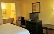 Bedroom 2 Days Inn by Wyndham Fresno South
