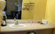 In-room Bathroom 4 Days Inn by Wyndham Fresno South