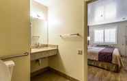 Toilet Kamar 5 Hillstone Inn Tulare, Ascend Hotel Collection