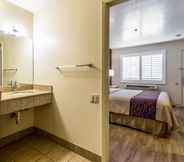 In-room Bathroom 5 Hillstone Inn Tulare, Ascend Hotel Collection