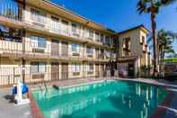 Swimming Pool Hillstone Inn Tulare, Ascend Hotel Collection