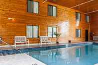 Swimming Pool Baymont Inn & Suites by Wyndham Mukwonago