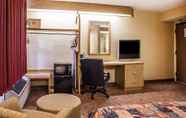 Bedroom 6 Baymont Inn & Suites by Wyndham Mukwonago