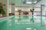 Kolam Renang Cartier Place Suite Hotel