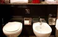 Toilet Kamar 3 Hotel San Rocco