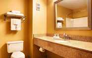 Phòng tắm bên trong 3 Best Western Plus Executive Inn