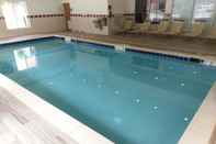 Swimming Pool Hampton Inn & Suites Williamsburg-Richmond Rd.