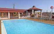 Kolam Renang 6 Americas Best Value Inn Batesville