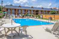 Swimming Pool Quality Inn Greenwood Hwy 25