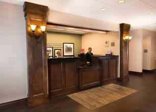 Lobi 4 Hampton Inn Carlstadt-At The Meadowlands